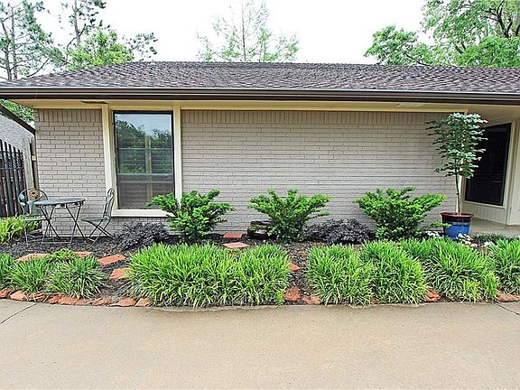 4th image of 11065 Folkstone Dr