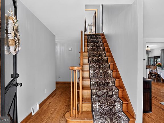 4th image of 8 E Forest Glen Dr