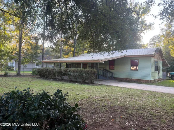 16 Meadow St, Lucedale, MS 39452