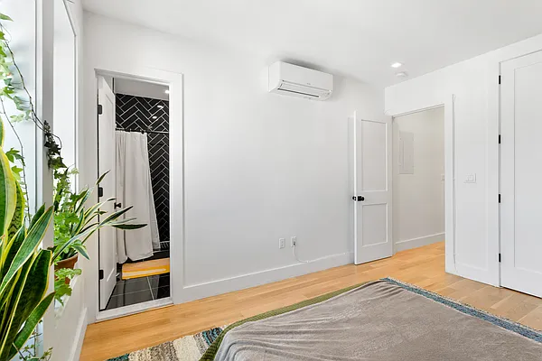 Rented by Safdie Realty Group | media 19