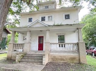 1036 7th St, Charleston, IL 61920