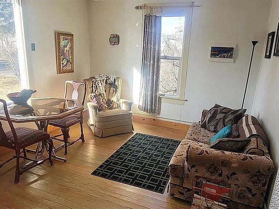 2nd image of 122 Tyndal St
