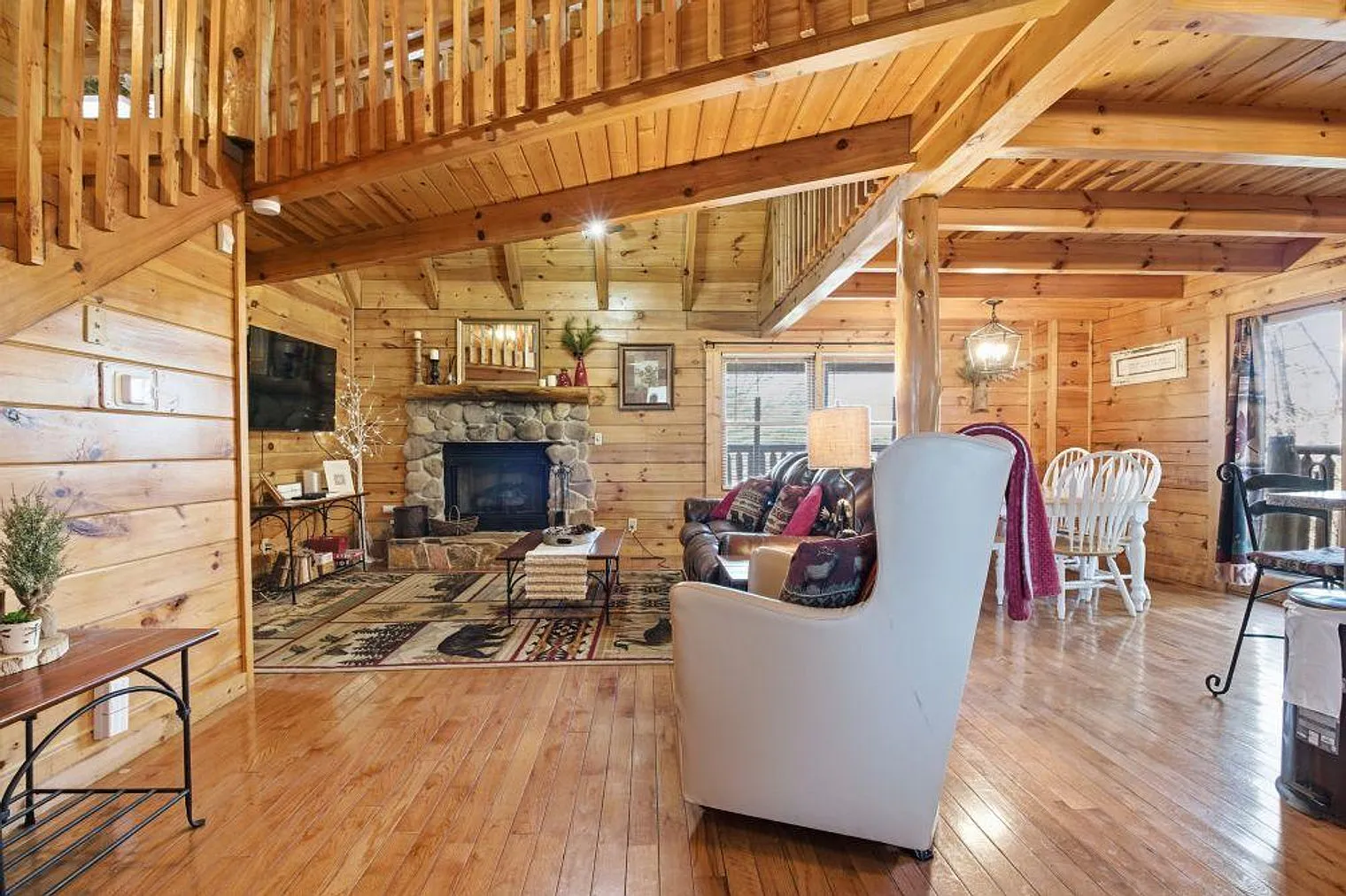 3 bed, 2.0 bath, 1356 sqft, $6,270 — Photo 3