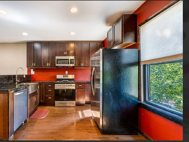 129 Saint James Pl — Photo 4
