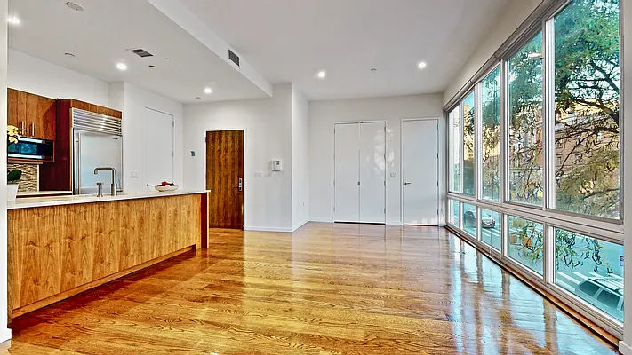 Sold by Bizzarro Agency | media 2