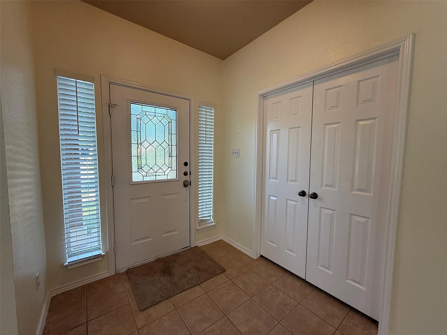 3 bed, 2.5 bath, 2101 sqft, $2,095 — Photo 3