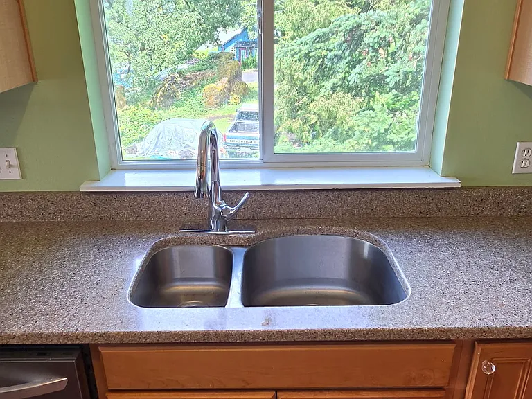 118 SW Regulator St — Photo 12