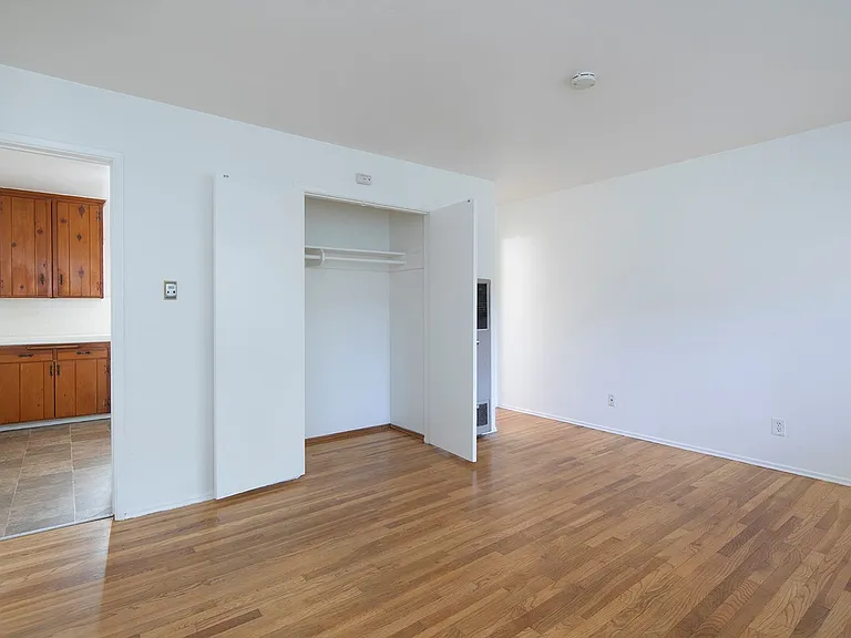 Talmadge Pacific Apartments — Photo 11