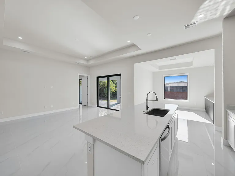 2913 14th St W — Photo 8