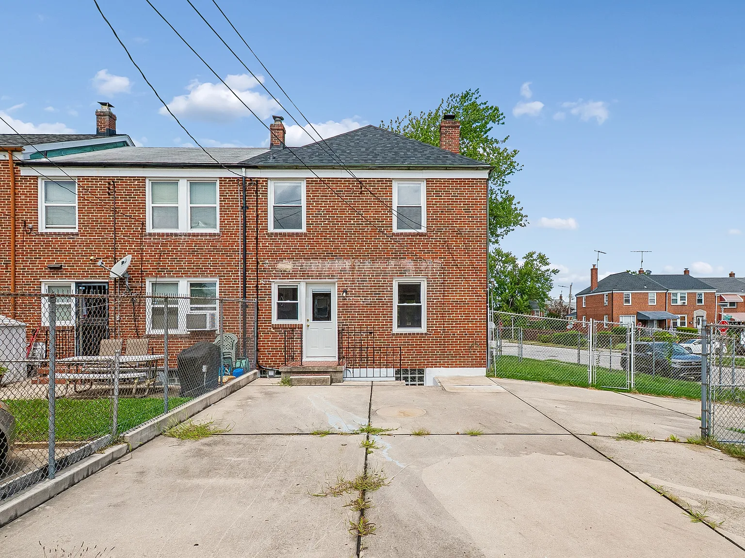3 bed, 1350 sqft, $2,300 — Photo 3