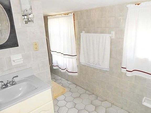 5th image of 146 W Elm Ave #0