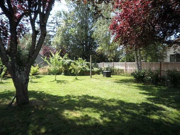 3rd image of 415 Calistoga St W