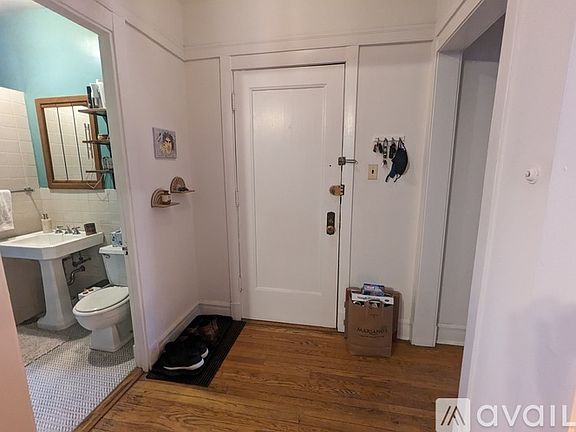 2nd image of 1923 W Argyle St #2