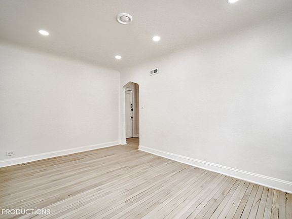 5th image of 8524-28 S Oglesby Ave W