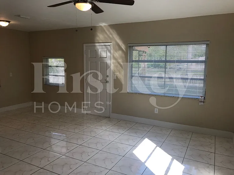 17470 NE 19th Ave — Photo 6