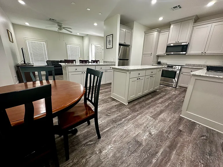 2310 Timberlane Dr — Photo 2