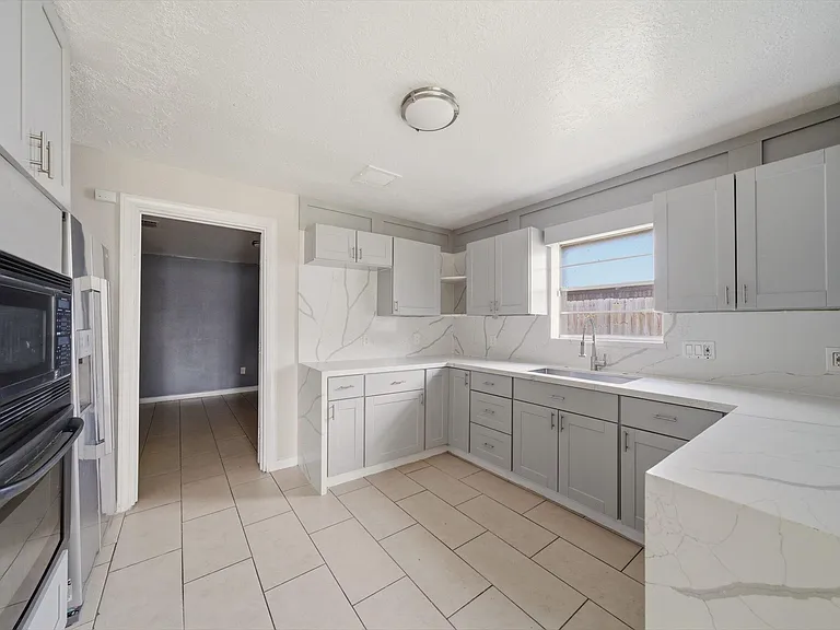 7410 Antoine Dr — Photo 4