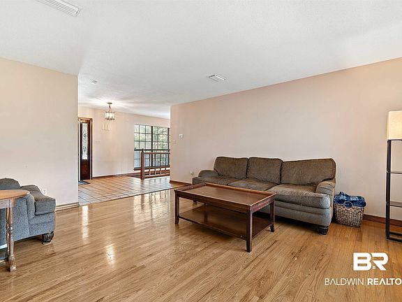 5th image of 136 Bayview Dr