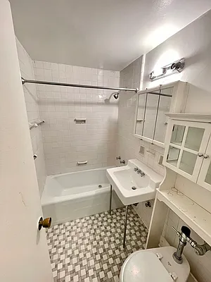 Rented by Addison Property Group | media 17