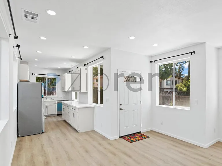 640 Plomosa Ct #B — Photo 7