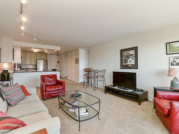 5th image of 2020 N Lincoln Park West Ave #30H