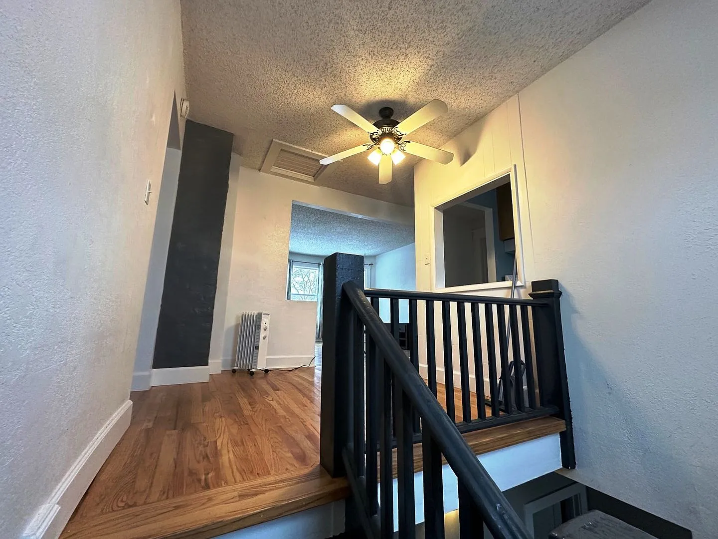 2 bed, 1.0 bath, 585 sqft, $1,050 — Photo 3