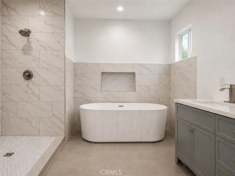 8412 Noble Ave — Photo 14