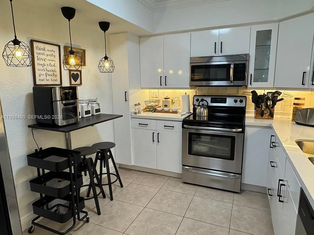 Building Photo - 3600 Mystic Pointe Dr #910