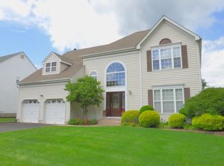8 Bluebird Way, Raritan, NJ 08869