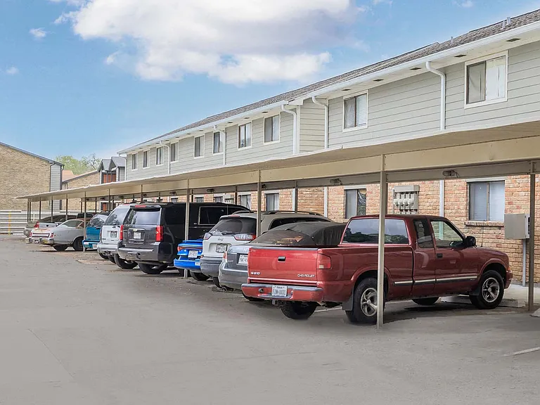 Castlewood Apartments — Photo 10