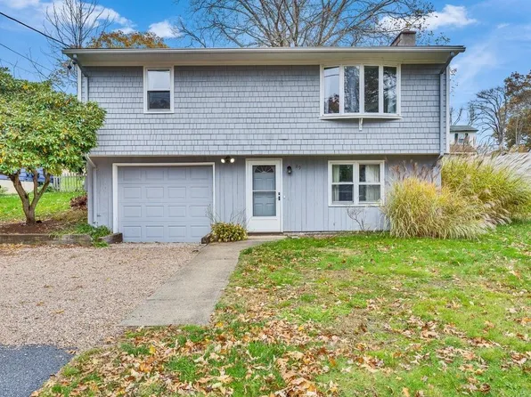 89 Spice Bush Trl, Narragansett, RI 02882