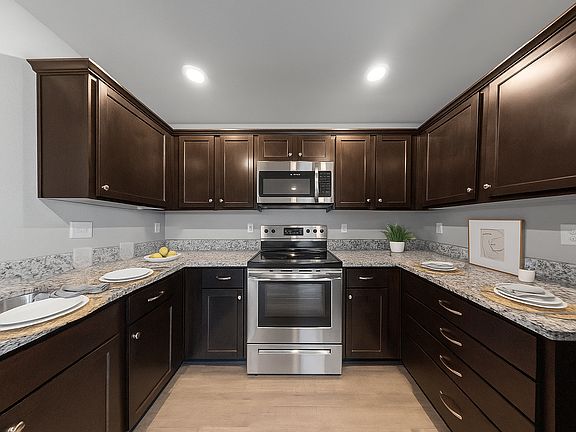 5th image of 215 SW Marigold St