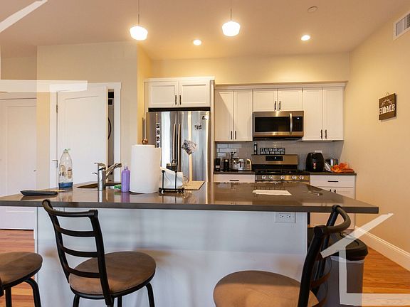 2nd image of 17 Glencoe St #202