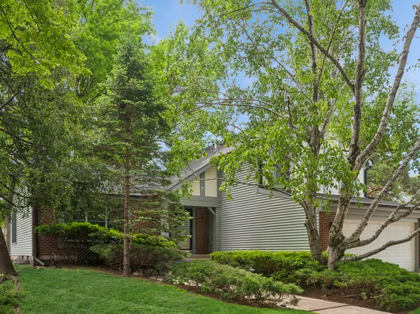 499 Highland Grove Dr, Buffalo Grove, IL 60089