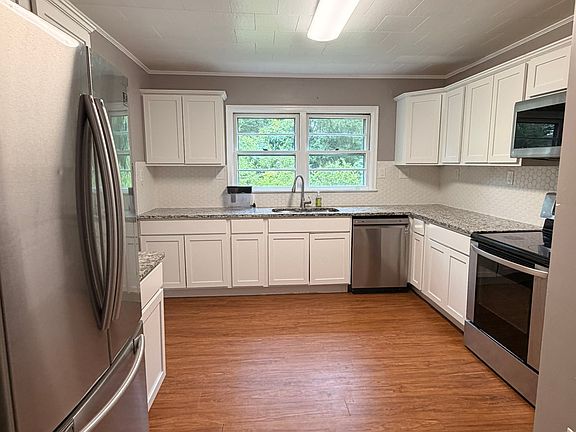 4th image of 102 Maple St
