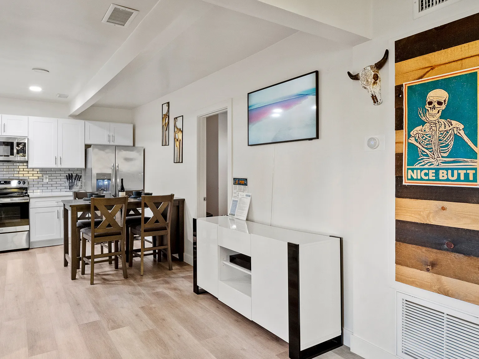 2 bed, 800 sqft, $3,950 — Photo 2