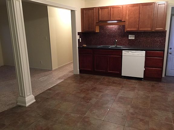 3rd image of 903 Canterbury Dr
