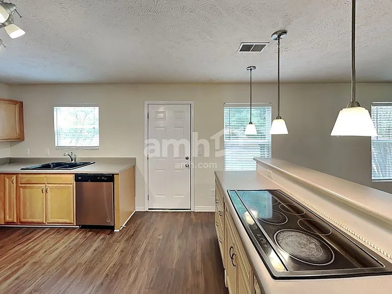 2651 Sutherland Dr — Photo 3