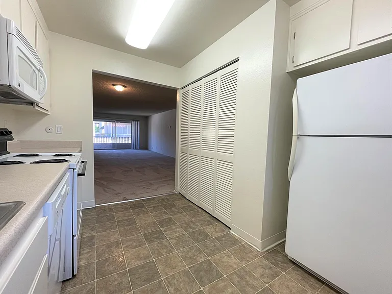 2522 Clairemont Dr #303 — Photo 6