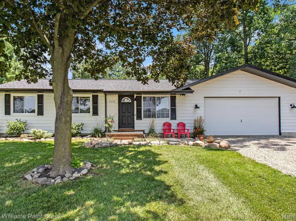 2226 Layton Rd, Fowlerville, MI 48836