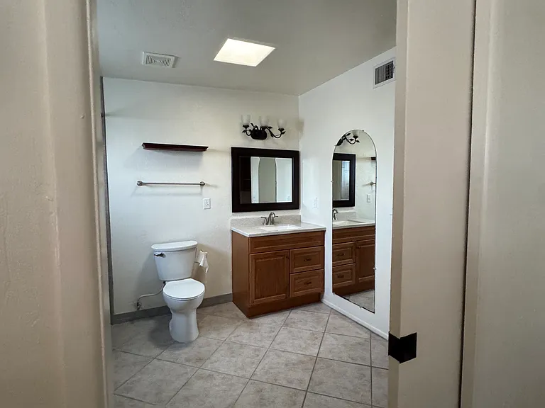 1524 W Saint Clair St — Photo 14