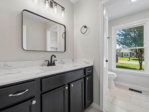 5th image of 408 Helton Dr