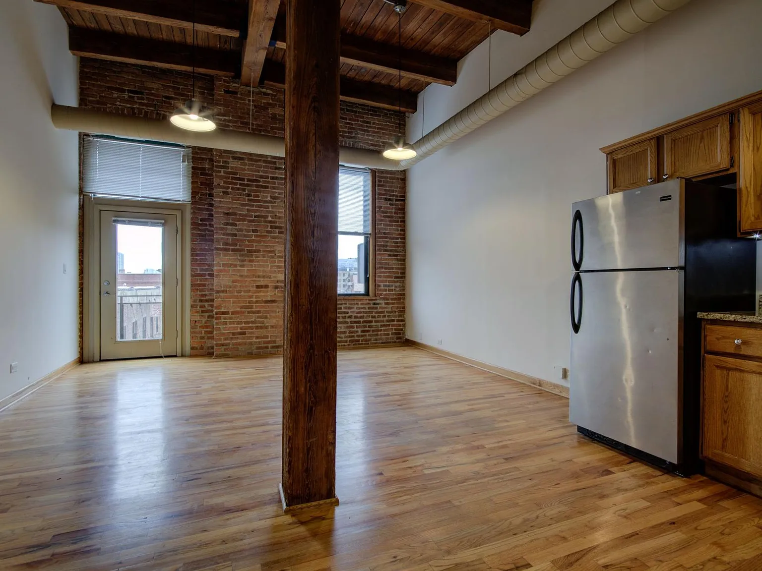 3 bed, 1300 sqft, $4,545 — Photo 2