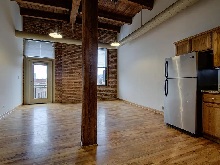 216 N May St #402 — Photo 2