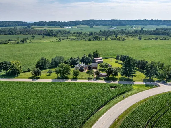 E9275 Prairie Road, North Freedom, WI 53951