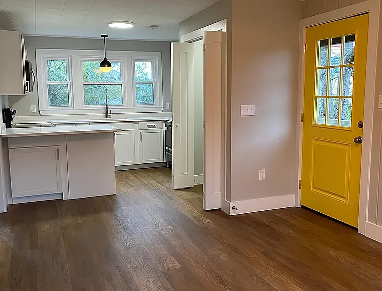 2031 Lyndon Ave — Photo 1