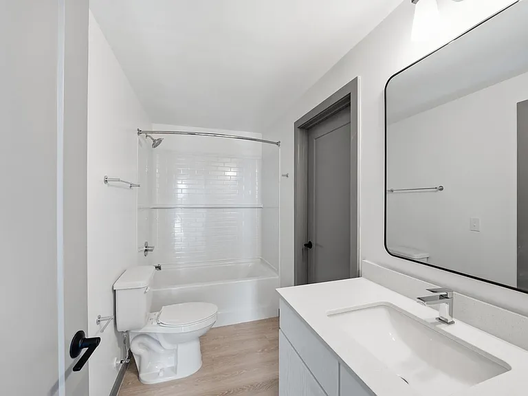 A4 _ One Bedroom plus Den Bathroom
