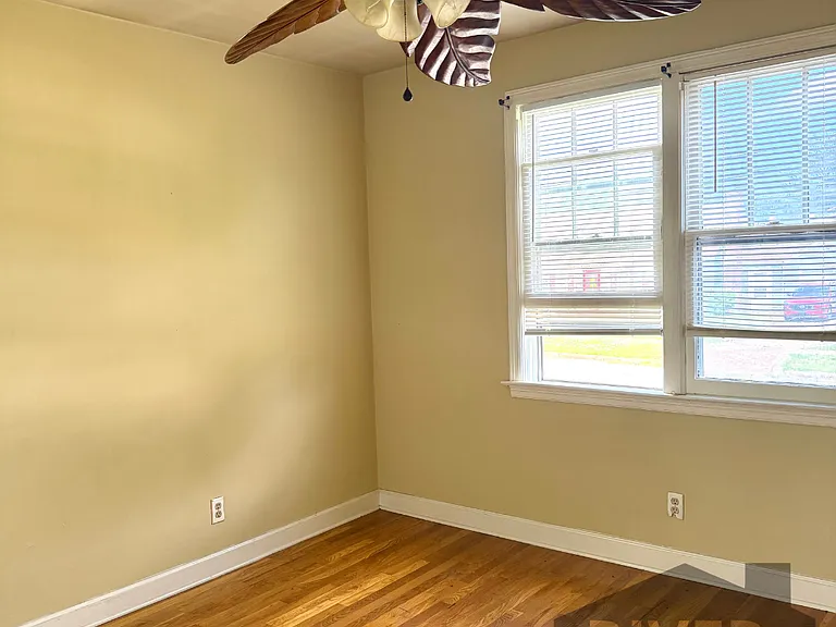 405 N East St — Photo 4
