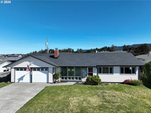 1226 Iris St, Brookings, OR 97415