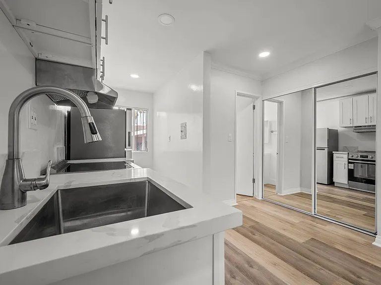 935 S Mariposa Ave — Photo 5